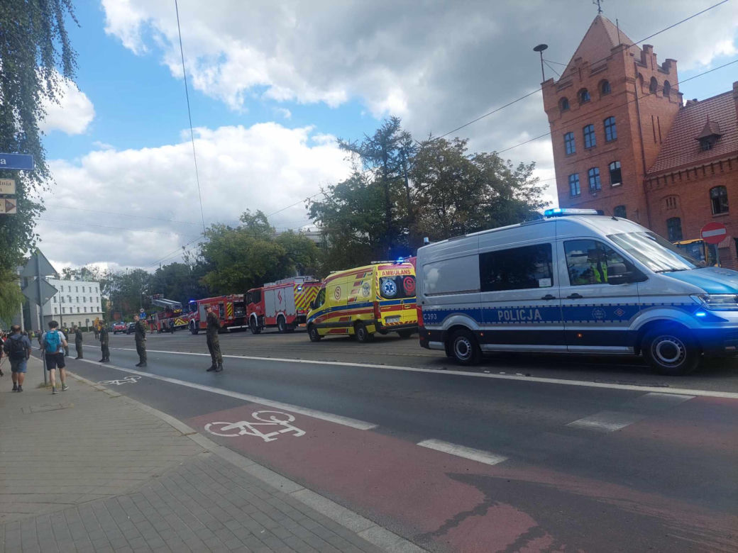 Kłęby czarnego dymu nad Toruniem. Pożar w centrum miasta