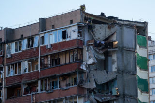 Zmasowany rosyjski atak na Kijów; zginęła jedna osoba, 16 zostało rannych