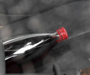 Czarna limuzyna rozbita na torach. Z tyłu kompletnie pijany mężczyzna