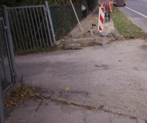 Absurd drogowy w Olsztynie. Zamknęli chodnik, piesi musieli chodzić po jezdni [FOTO]