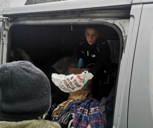 Krakowscy policjanci pomagali bezdomnym, rozdając im posiłki i ciepłą odzież