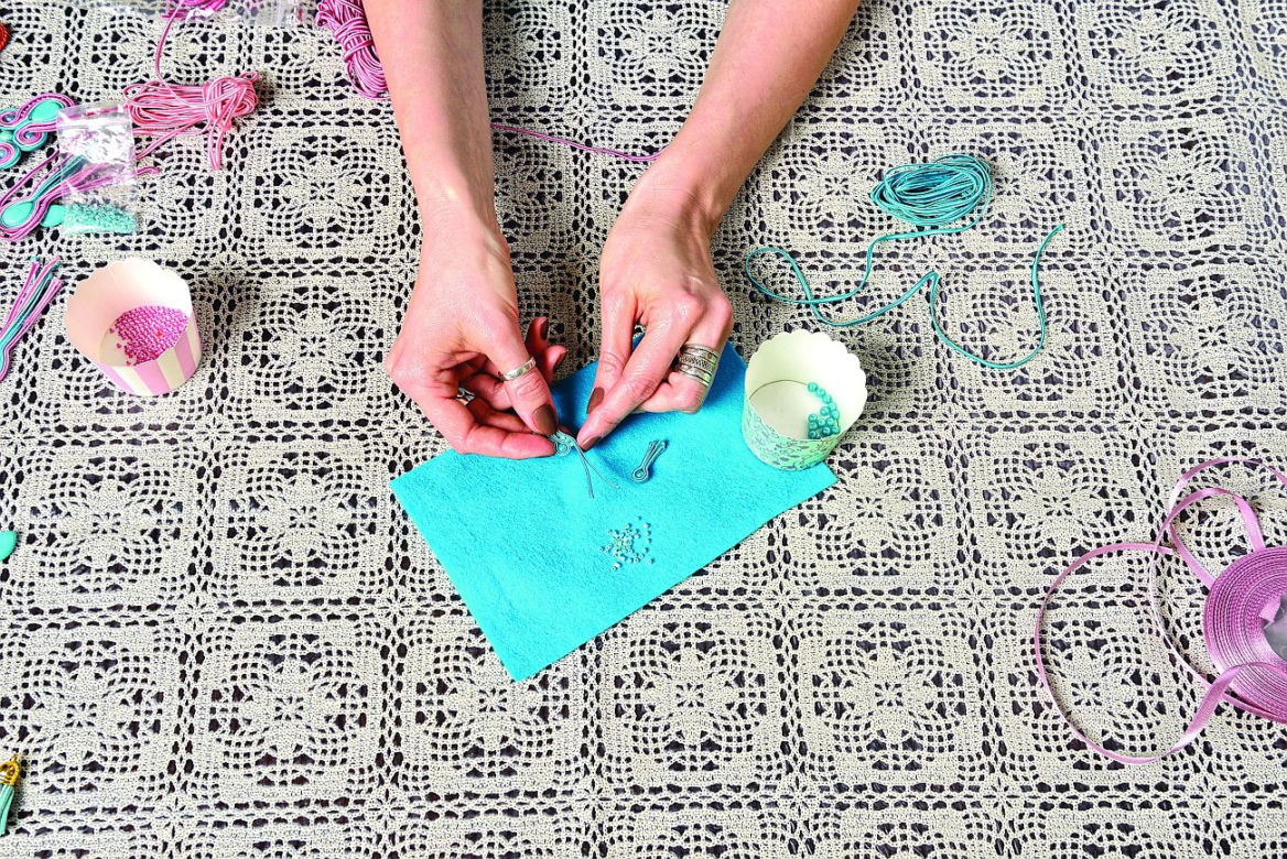 Dekoracyjna klamra do zasłon z nitek soutache