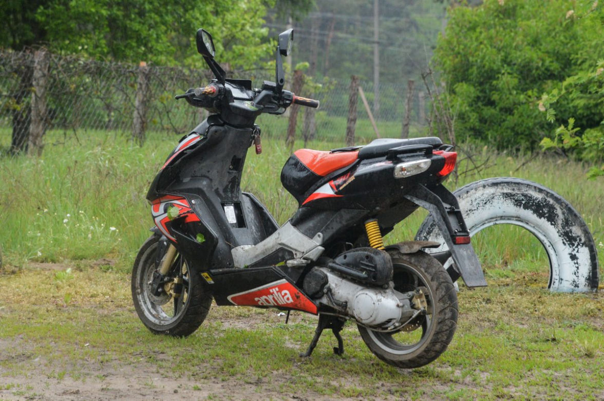 Pijany motocyklista uciekł przez las. Złapała go policja