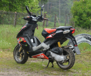 Pijany motocyklista uciekł przez las. Złapała go policja