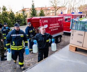 Strażacy w OSP Banino dostarczają sprzęt do szpitali w Gdańsku
