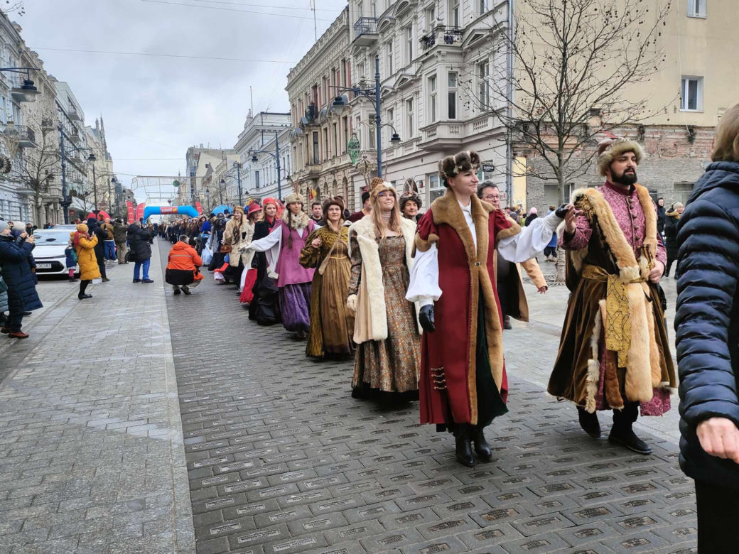 Polonez dla Łodzi. Setki łodzian we wspólnym tańcu [ZDJĘCIA]
