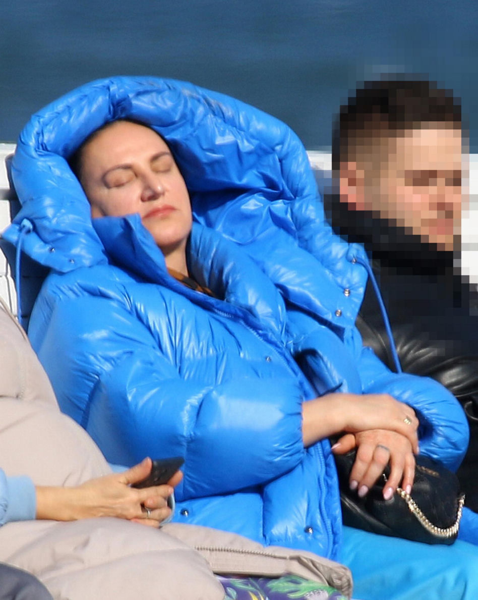Kayah łapie słońce na molo