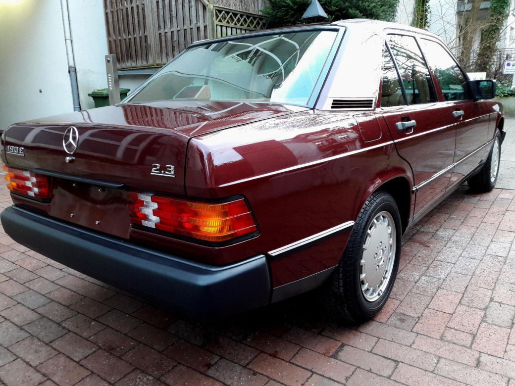 Mercedes-Benz 190E z przebiegiem 499 km