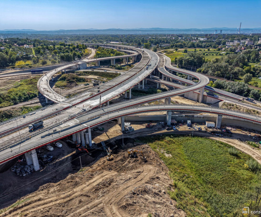 Widok z góry na skomplikowany system estakad i łącznic węzła Mistrzejowice w budowie. O szczegółach przeczytasz na Architektura.
