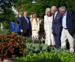 Król Karol i królowa Kamila u Trumpów. Melania dała im herbatę, a potem pokazała pasiekę w kształcie Białego Domu