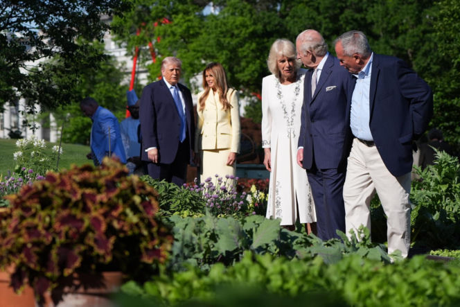 Król Karol i królowa Kamila u Trumpów. Melania dała im herbatę, a potem pokazała pasiekę w kształcie Białego Domu