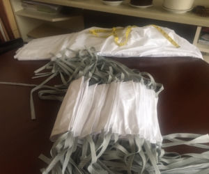 Szyją bo lubią, teraz chcą pomóc. Kolejne setki bawełnianych maseczek na pokładzie żywieckiego szpitala