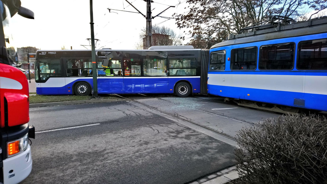 Dramatyczny wypadek w Krakowie. Tramwaj zderzył się z autobusem, są ranni