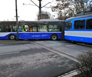 Dramatyczny wypadek w Krakowie. Tramwaj zderzył się z autobusem, są ranni