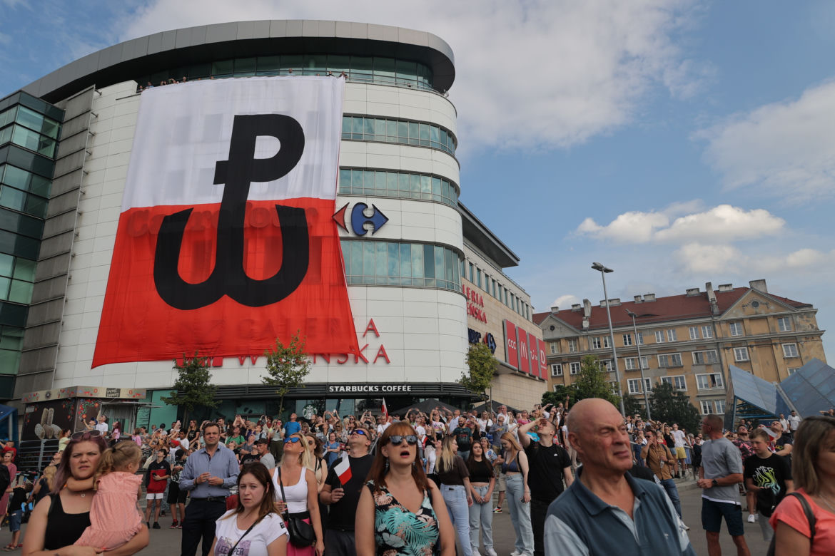 Godzina "W" w Warszawie. Tak mieszkańcy oddali hołd bohaterom z 1944 roku