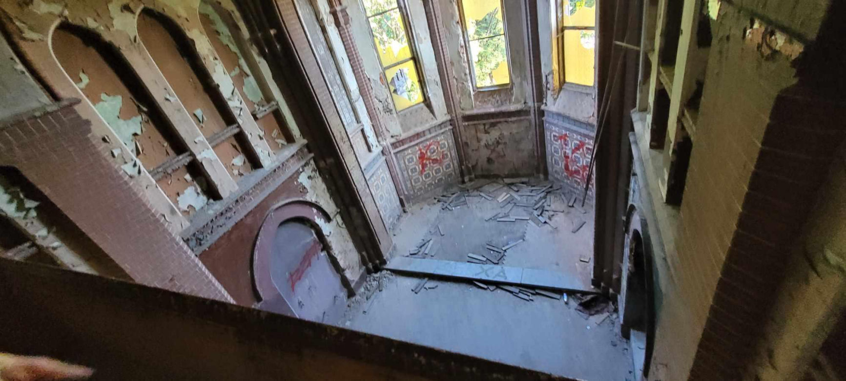 Mroczny pałac na Dolnym Śląsku. Historia tego miejsca wywołuje dreszcze... 