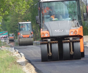 Prace na drodze Nowy Świat – Ludwików: Droga równa jak stół! Kiedy kierowcy nią przejadą? 