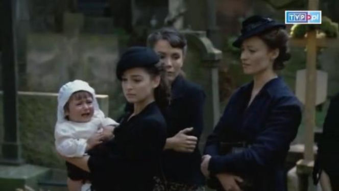 CZAS HONORU 5, odc. 65. Pogrzeb Janka. Lena (Agnieszka Więdłocha), Celina (Olga Bołądź), Wanda (Magdalena Różczka)
