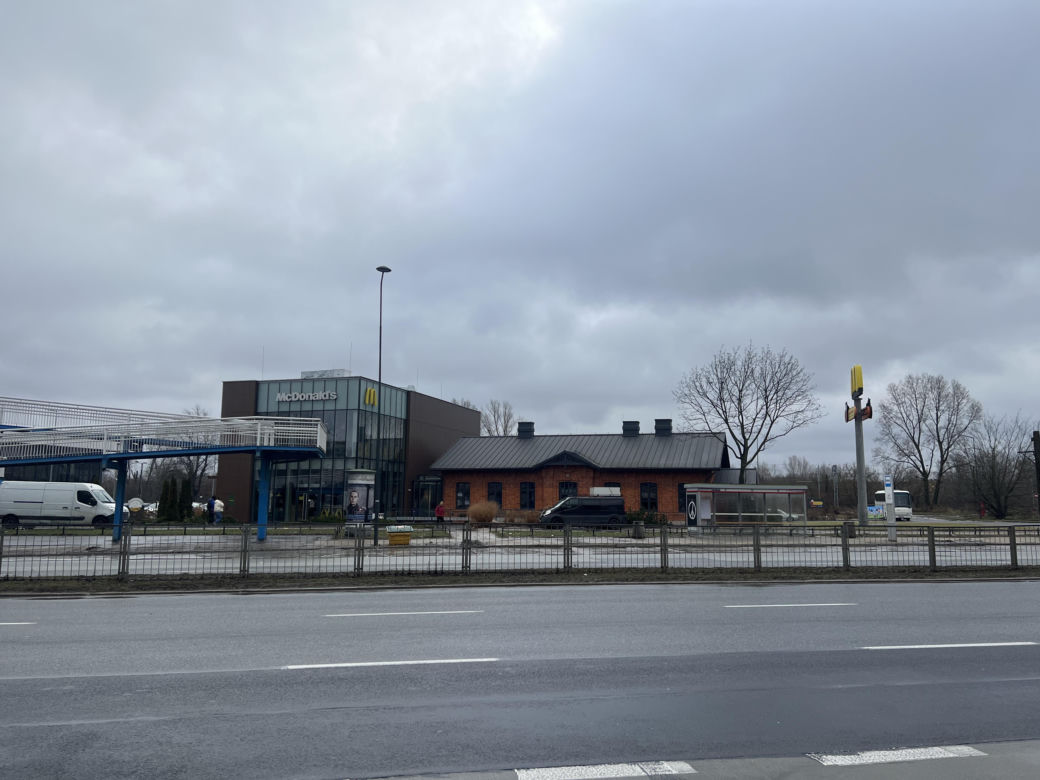 Nietypowy McDonald's przy ul. Radzymińskiej w Warszawie
