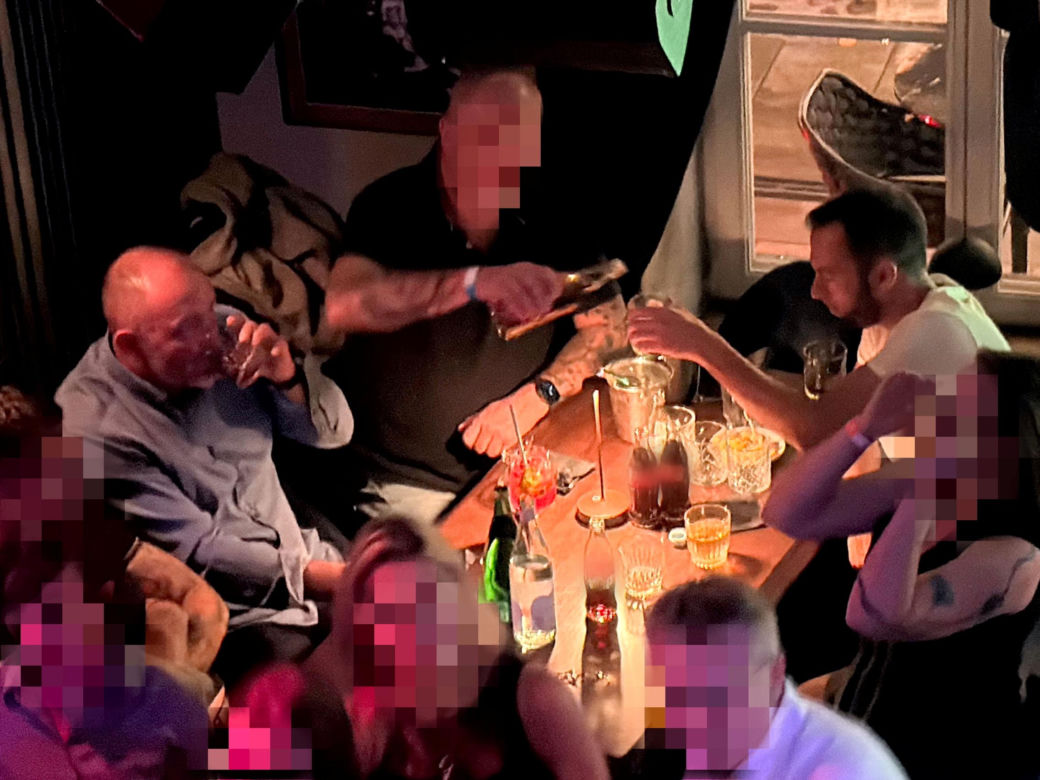 Posłowie Bartosz Romowicz i Piotr Górnikiewicz po wieczornym głosowaniu przyjechali do klubu Piano Bar