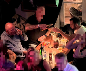 Posłowie Bartosz Romowicz i Piotr Górnikiewicz po wieczornym głosowaniu przyjechali do klubu Piano Bar