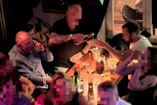 Posłowie Bartosz Romowicz i Piotr Górnikiewicz po wieczornym głosowaniu przyjechali do klubu Piano Bar