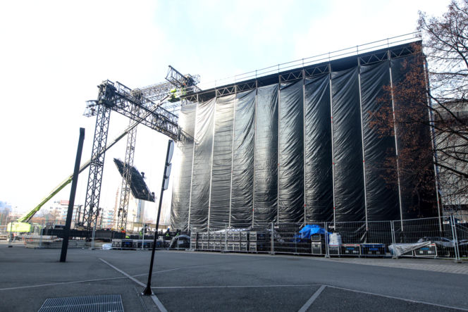 Scena Sylwestra z Dwójką TVP w trakcie budowy