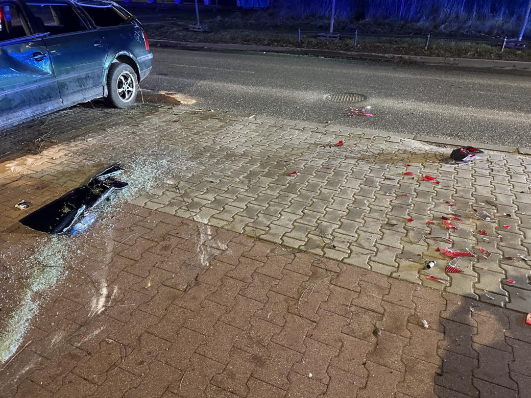  Osobówka runęła z wysokiej skarpy. Autem podróżowało pięć osób. Są ranni!