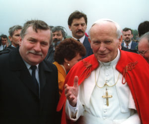 3 maja Lech Wałęsy pięknie uhonorował Jana Pawła II. Order wręczył dopiero dwa lata później