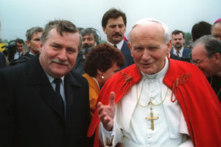 3 maja Lech Wałęsy pięknie uhonorował Jana Pawła II. Order wręczył dopiero dwa lata później