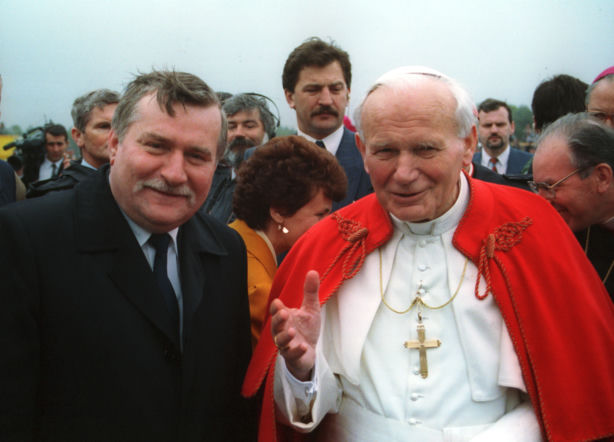 3 maja Lech Wałęsy pięknie uhonorował Jana Pawła II. Order wręczył dopiero dwa lata później
