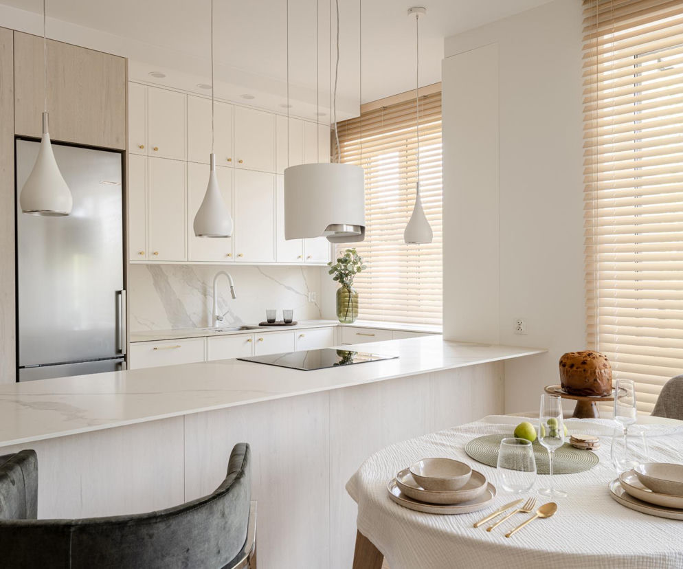 60-m, a w środku dwa pokolenia: rodzice i dorosłe dzieci. Postawili na jasne wnętrza!