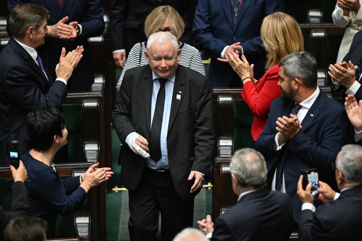 Jarosław Kaczyński z palcem w bandażu