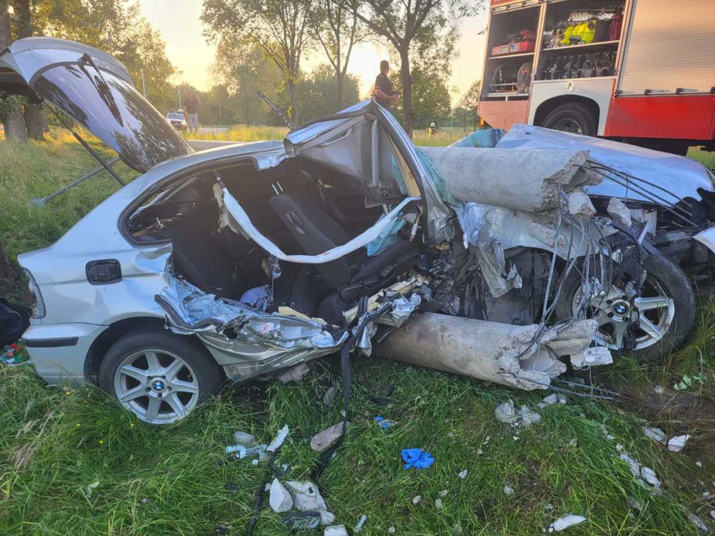 Kamień. Pijany 30-latek nie wyrobił na zakręcie. Z BMW nic nie zostało...
