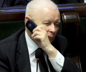 Kaczyński ma kultowy telefon komórkowy