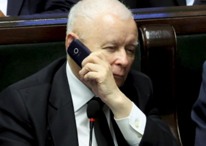 Kaczyński ma kultowy telefon komórkowy