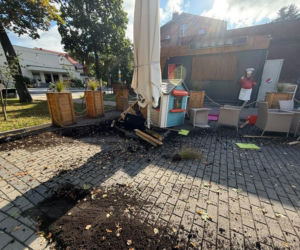 40-latka staranowała samochodem ogródek gastronomiczny w Śmiglu. Była kompletnie pijana