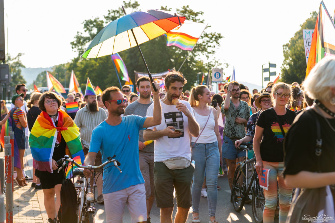 Marsz Równości w Krakowie - tłumy na wydarzeniu pod hasłem "Zaczerpnąć tchu".