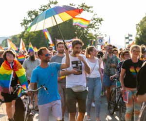 Marsz Równości w Krakowie - tłumy na wydarzeniu pod hasłem Zaczerpnąć tchu.