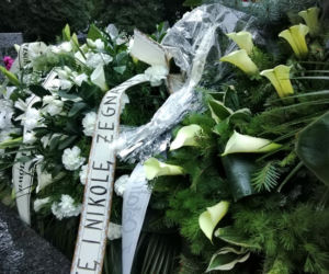 Tragedia w Salisbury. Zamordowane kobiety pochowane w Tarnowie. Grobu nie widać spod kwiatów