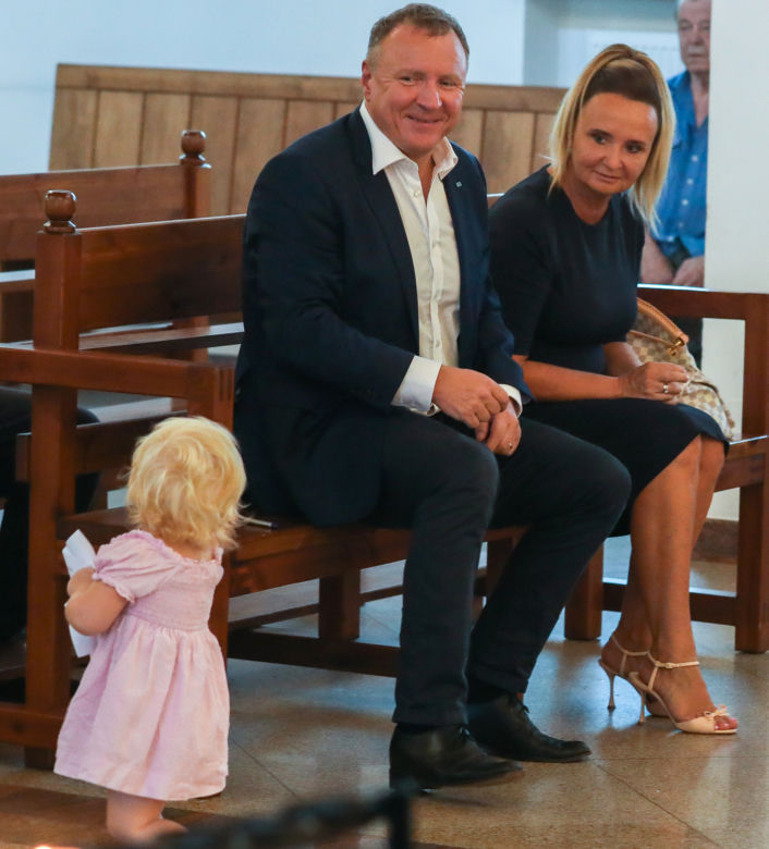 Jacek Kurski modli się w intencji zmarłej  matki