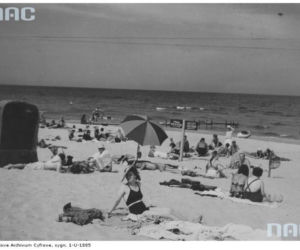 Plażowa moda sprzed lat. Tak wypoczywały nad morzem poprzednie pokolenia [ZDJĘCIA ARCHIWALNE]