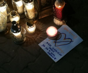 Morze zniczy przed warzywniakiem pana Stasia w Ząbkach