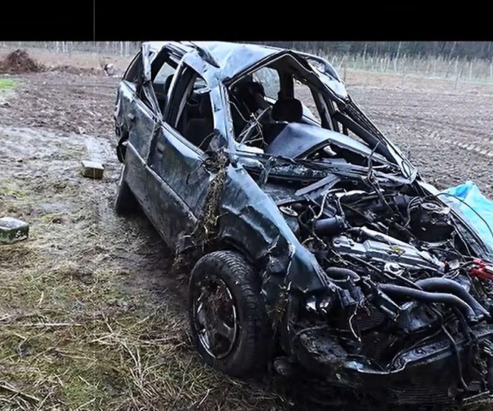Doszczętnie zniszczony samochód Pawła Jemielniaka na pustym polu. O kulisach zaginięcia przeczytasz w Mediateka.