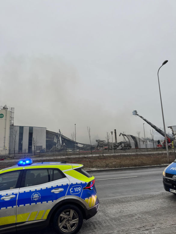 Strażacy wciąż dogaszają halę w Bydgoszczy. Przed nimi jeszcze wiele godzin pracy