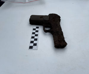 Znaleźli broń między macewami. Odkrycie na cmentarzu żydowskim w Warszawie