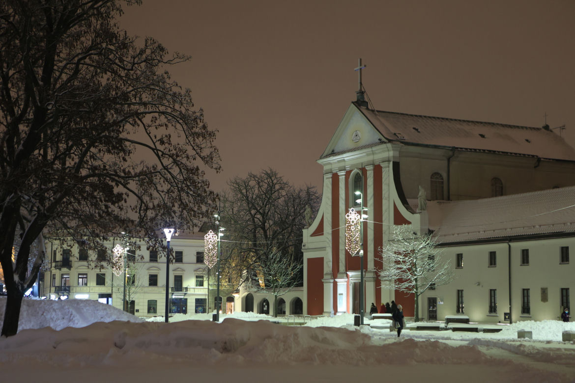 Śnieżny Lublin wieczorową porą