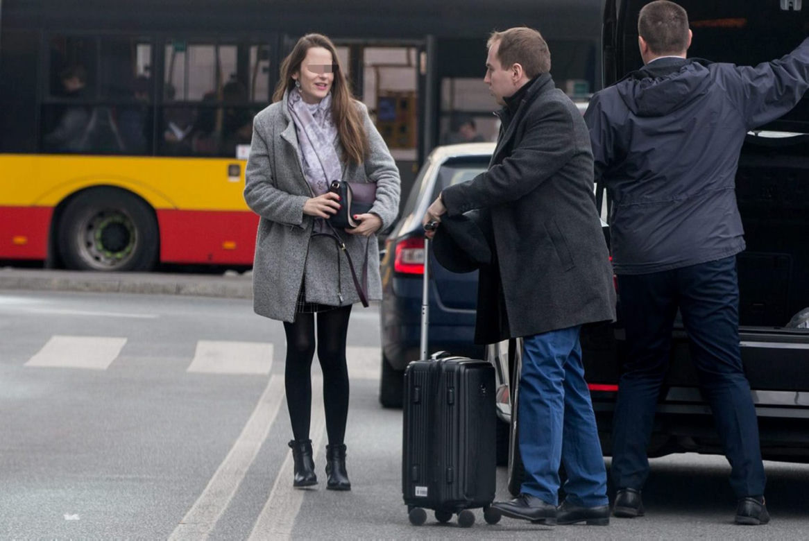 Tak całuje wiceminister Andruszkiewicz na dworcu
