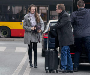 Tak całuje wiceminister Andruszkiewicz na dworcu
