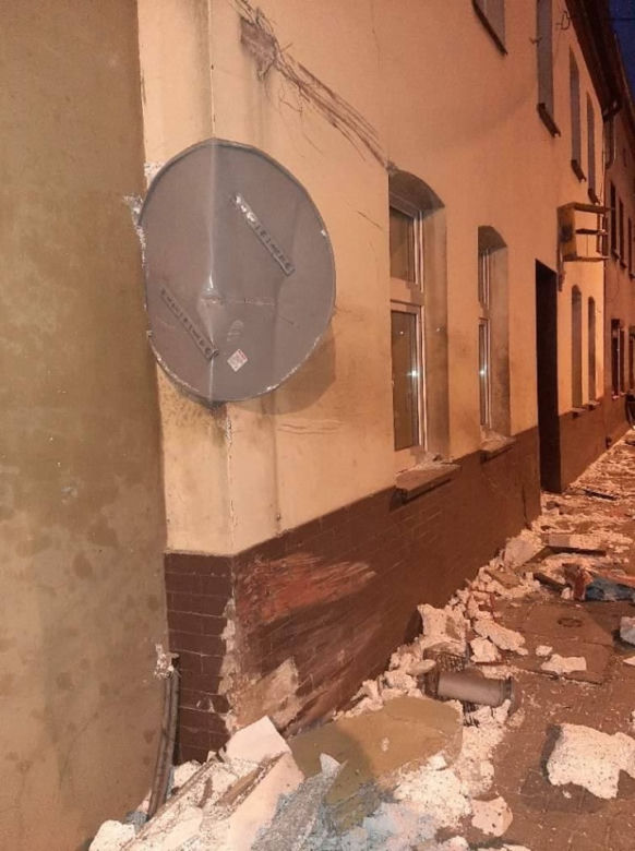 Ciężarówka wypadła z drogi i uderzyła w budynek